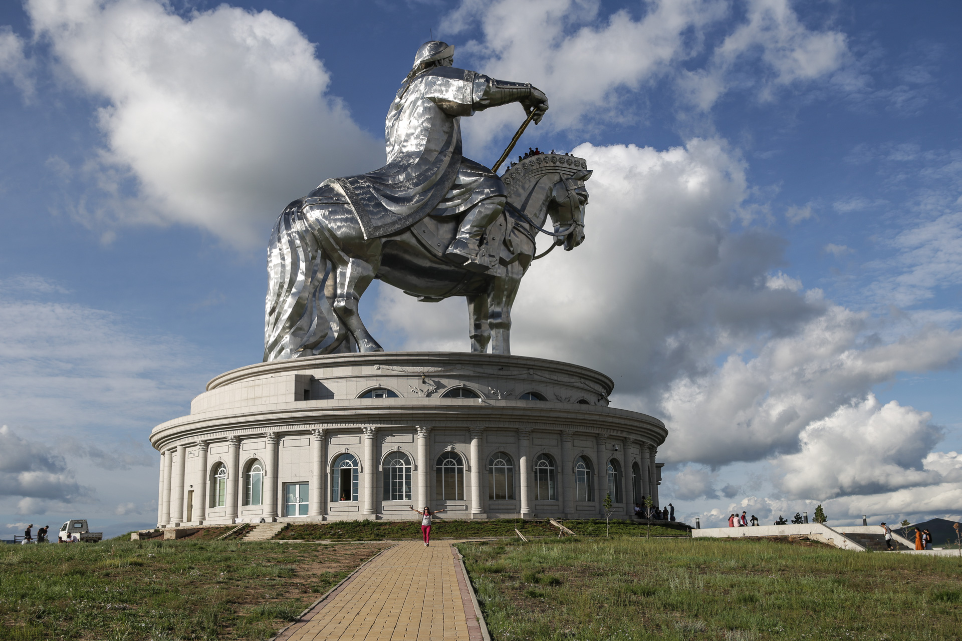 Devant l’immense statue équestre de Gengis Khan, à 50 kilomètres de la capitale