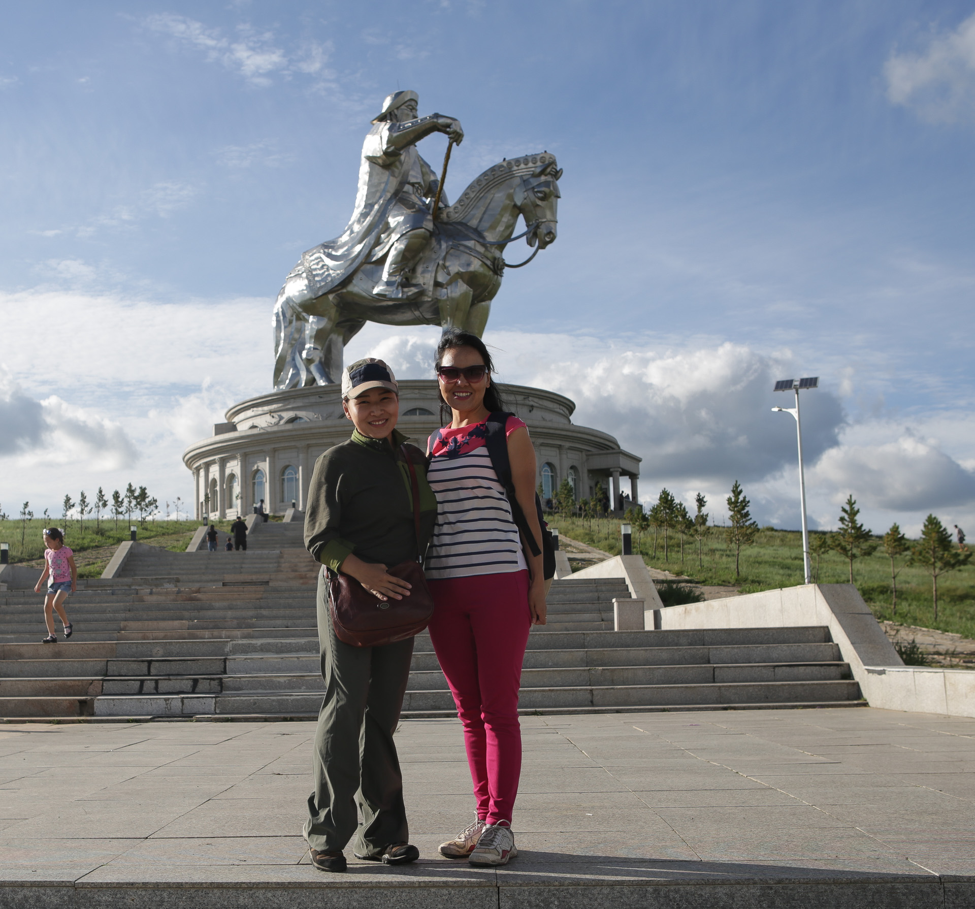 Devant l’immense statue équestre de Gengis Khan, à 50 kilomètres de la capitale