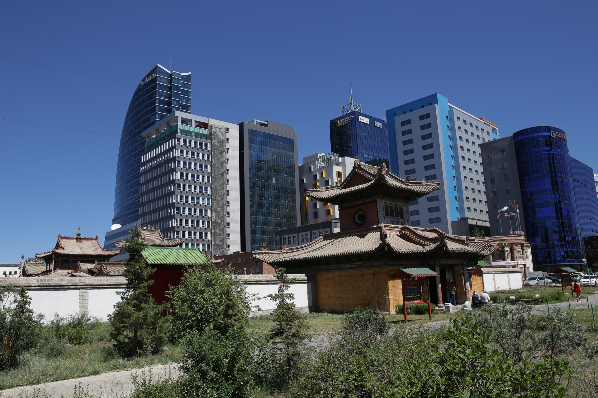 Le monastère musée de Tchoïdjin Lam, devant le nouveau sky-line de Ulan Baataar