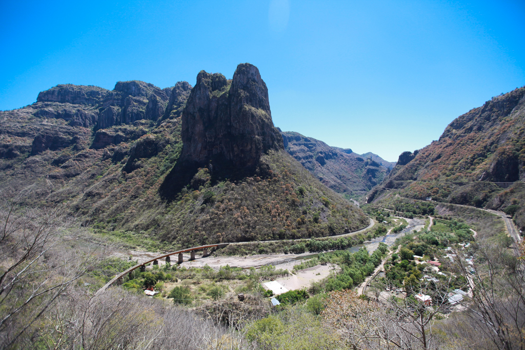 Au dessus de la gare de Témoris, le train vient de faire un 180° dans un tunnel - El Chepe et Canyon Urique