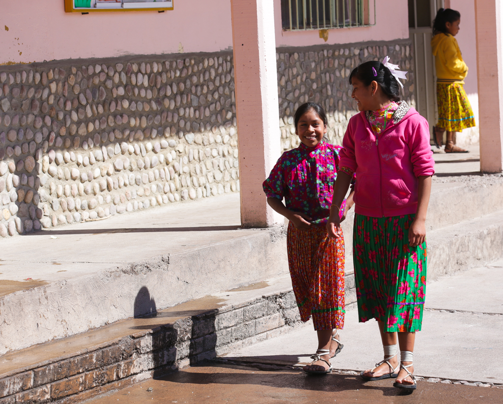 A côté de l’église, une école tenue par des sœurs Jésuites pour l’éducation des jeunes filles Tarahumaras - Barrancas del Cobre