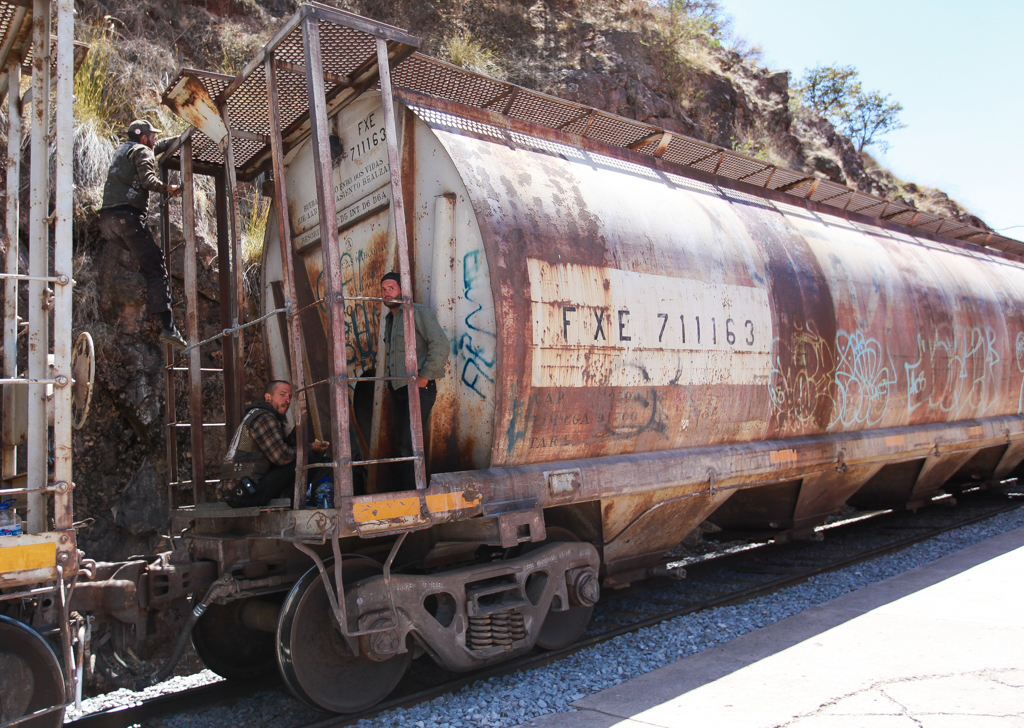 Un train de marchandise qui transite par Bahuichivo. Il est squatté par un certain nombre de « nomades des trains » qui vivent sur ou entre les wagons de marchandises ! - Barrancas del Cobre