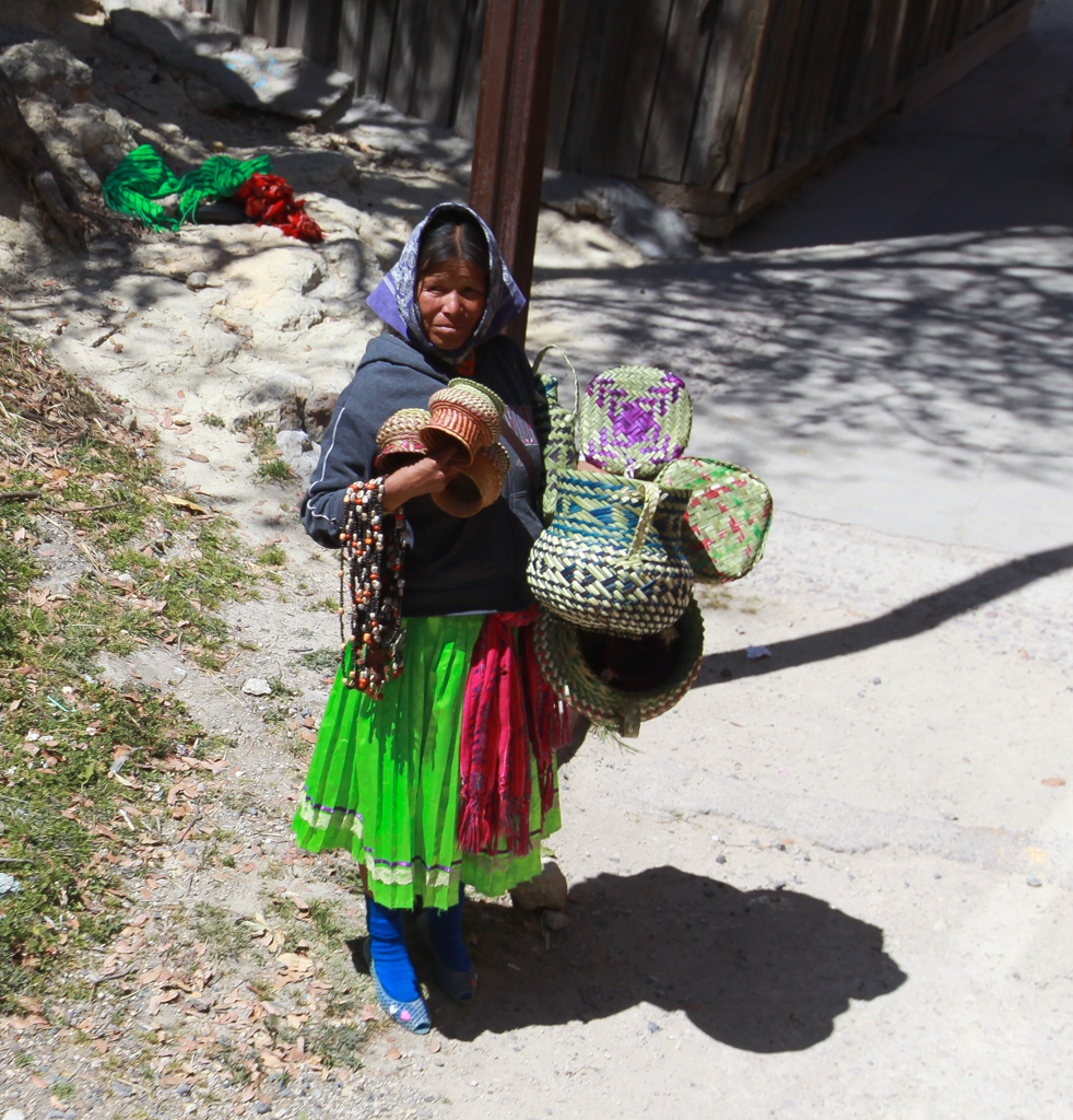 Une vendeuse Tarahularas à la gare de San Rafael - Barrancas del Cobre