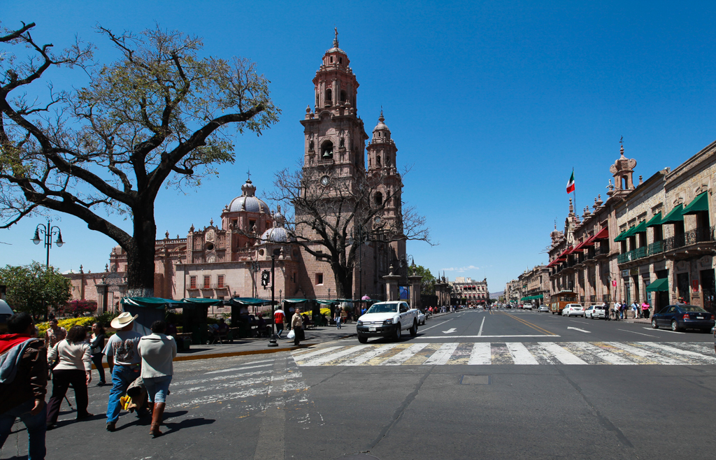 L’entrée principale de la Cathédrale fait face au palais du gouvernement. L’alliance du sabre et du goupillon - Morelia