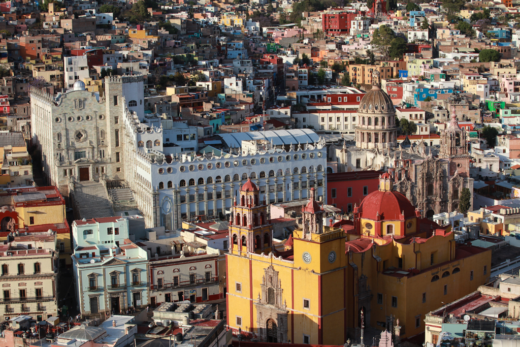 L’Université et l’église de la Compagnie de Jésus sont situées derrière la Basilique - Guanajuato