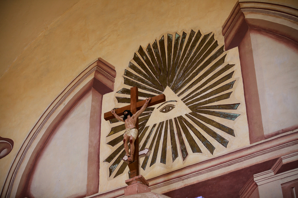 L’esprit maçonnique surveille l’église - Jalpan de la Serra et Landa de Matamoros
