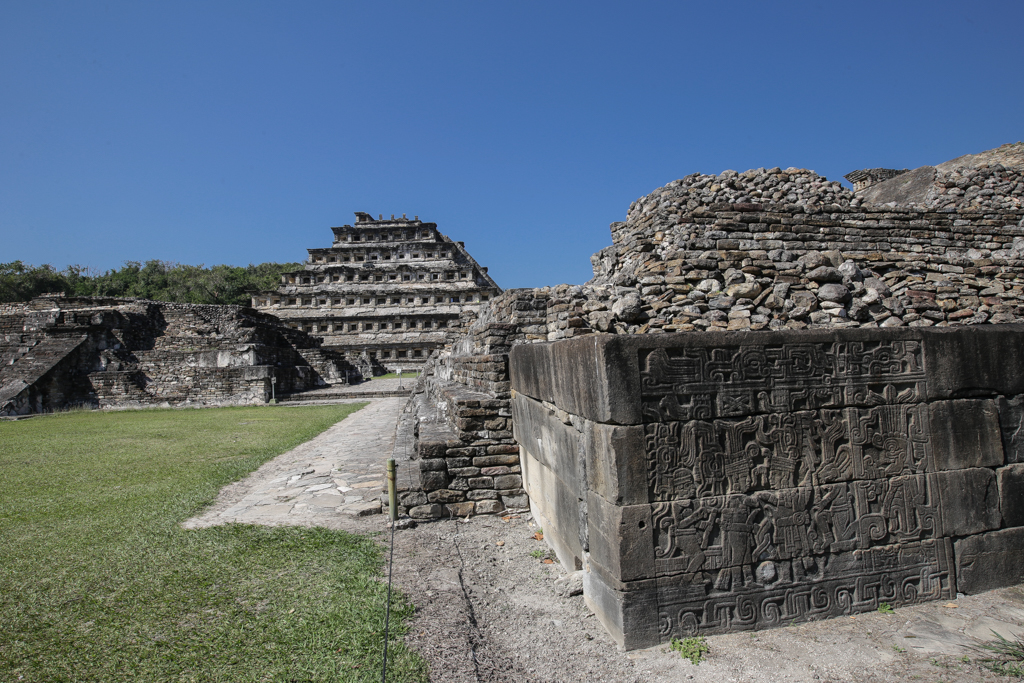 Le dernier panneau explicatif, en arrière plan la pyramide des Niches, la pièce maitresse du site - El Tajin