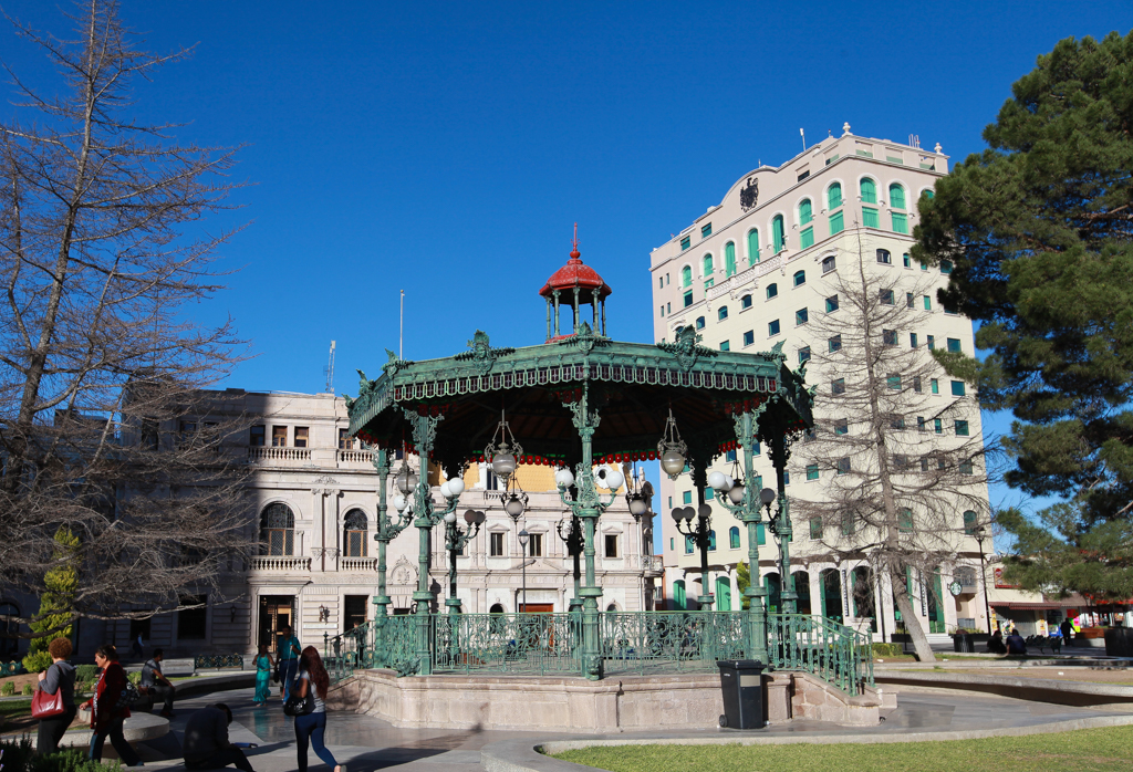 Le kiosque à la française trône au centre du zocalo - Basaseachic et Chihuahua