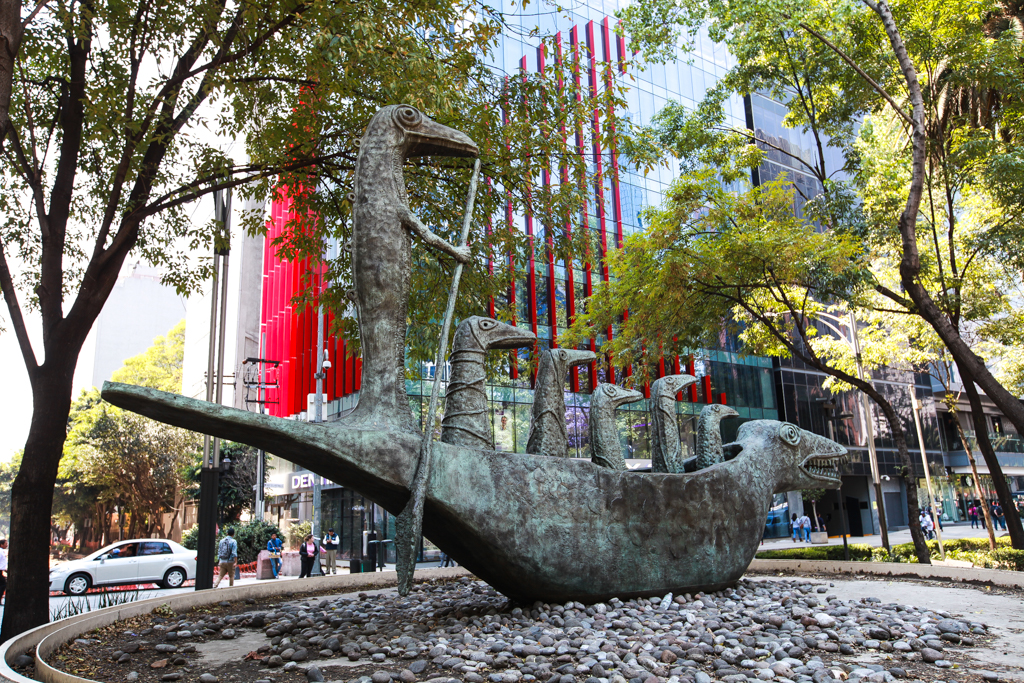 Le centre de l’avenue de la Reforma est très agréable, une vaste allée verte accueille statues et autres sculptures - Mexico