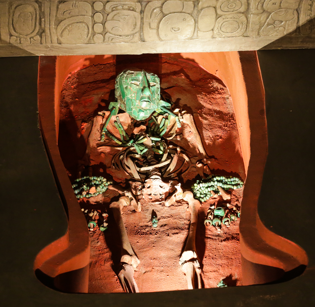 Salle Paya, reconstitution de la chambre funéraire du roi Pakal, mort à Palenque en 683 de notre ère - Mexico