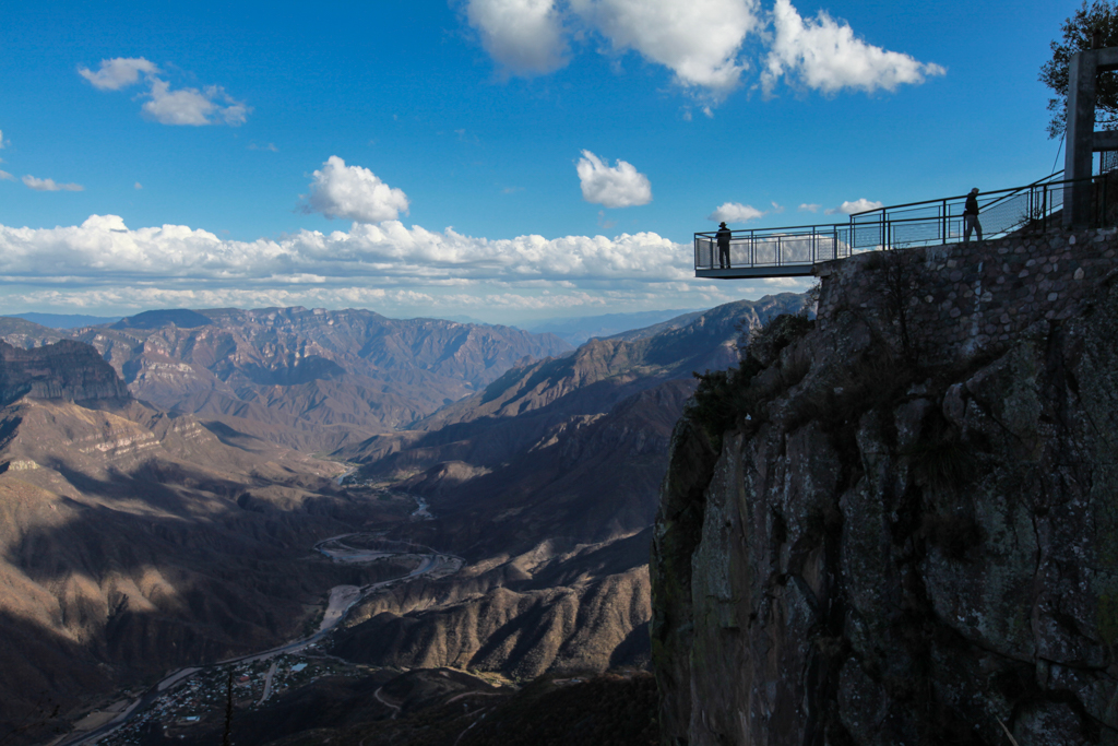 Une plateforme en encorbellement avec une partie du plancher en verre permet de tester sa réaction devant le vide ! - El Chepe et Canyon Urique