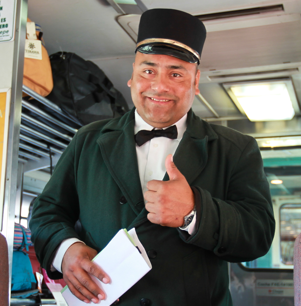 Le chef du train, un personnage très jovial qui annonce les curiosités le long de la voie - El Chepe et Canyon Urique