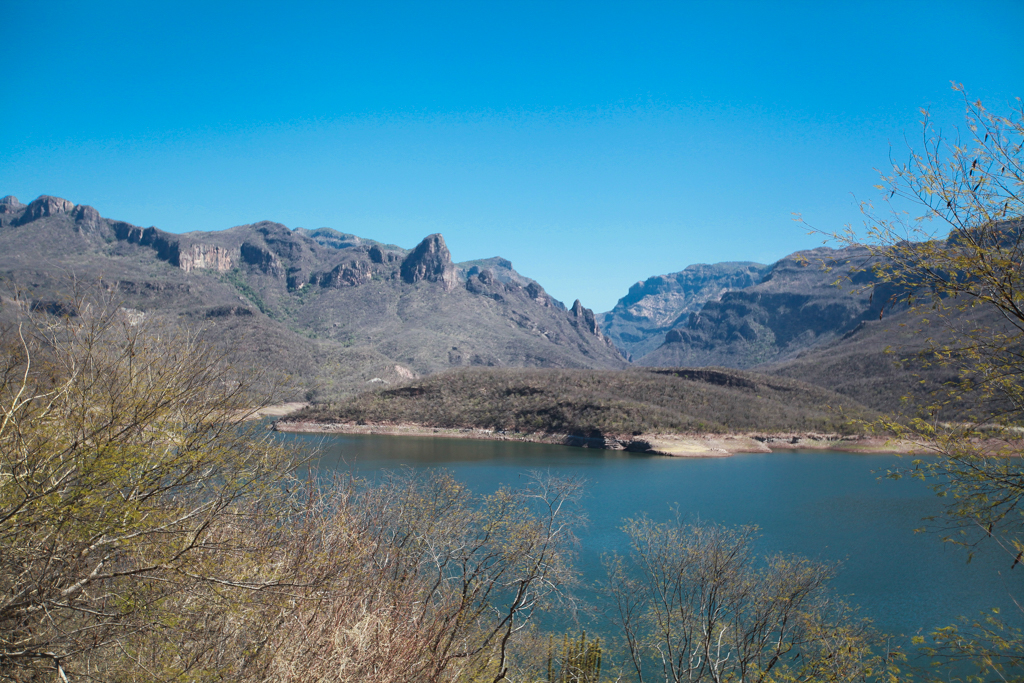 Traversée du rio Fuerte par un pont de 500 mètres de long. Ce pont marque le début de la montée... - El Chepe et Canyon Urique