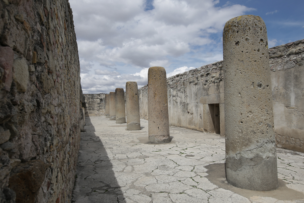 Le "Groupo de las Columnas", la pièce maîtresse du site de Mitla - Des Pueblos Mancomunados à Mitla