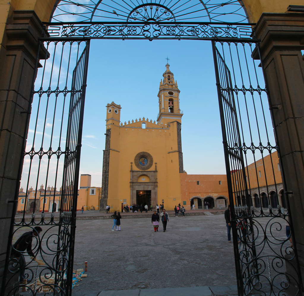 Entrée du Templo de San Gabriel, édifié en 1530 sur l’emplacement d’une pyramide - Santiago Quiotepec  et Cholula