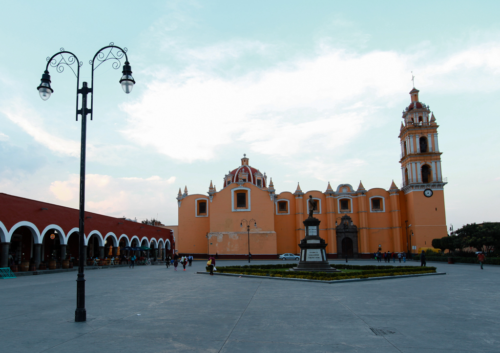 Sur le Zocalo, nommé aussi place de la Concorde, avec l’église San Pedro au fond - Santiago Quiotepec  et Cholula