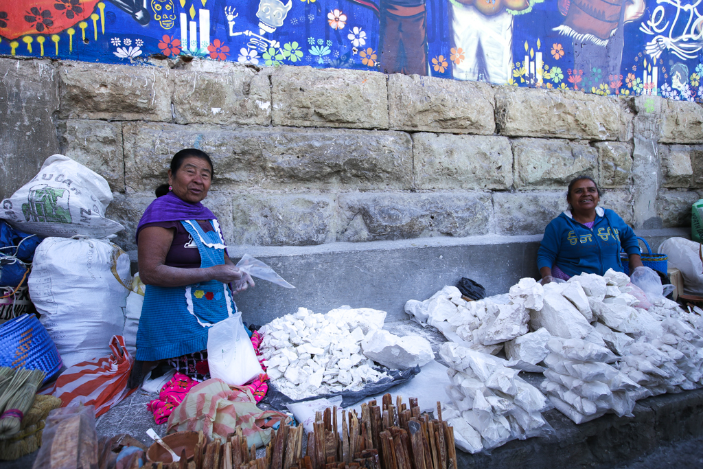 Vendeuses de chaux. La chaux fait partie des ingrédients pour faire une tortilla ! - Santiago Quiotepec  et Cholula