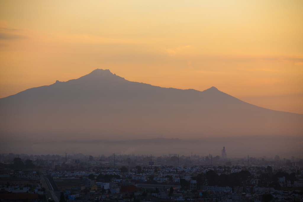 La Malinche, le cinquième plus haut volcan du pays, se contente de 4461 m. Il domine lui aussi la ville voisine de Puebla - Les volcans du Mexique