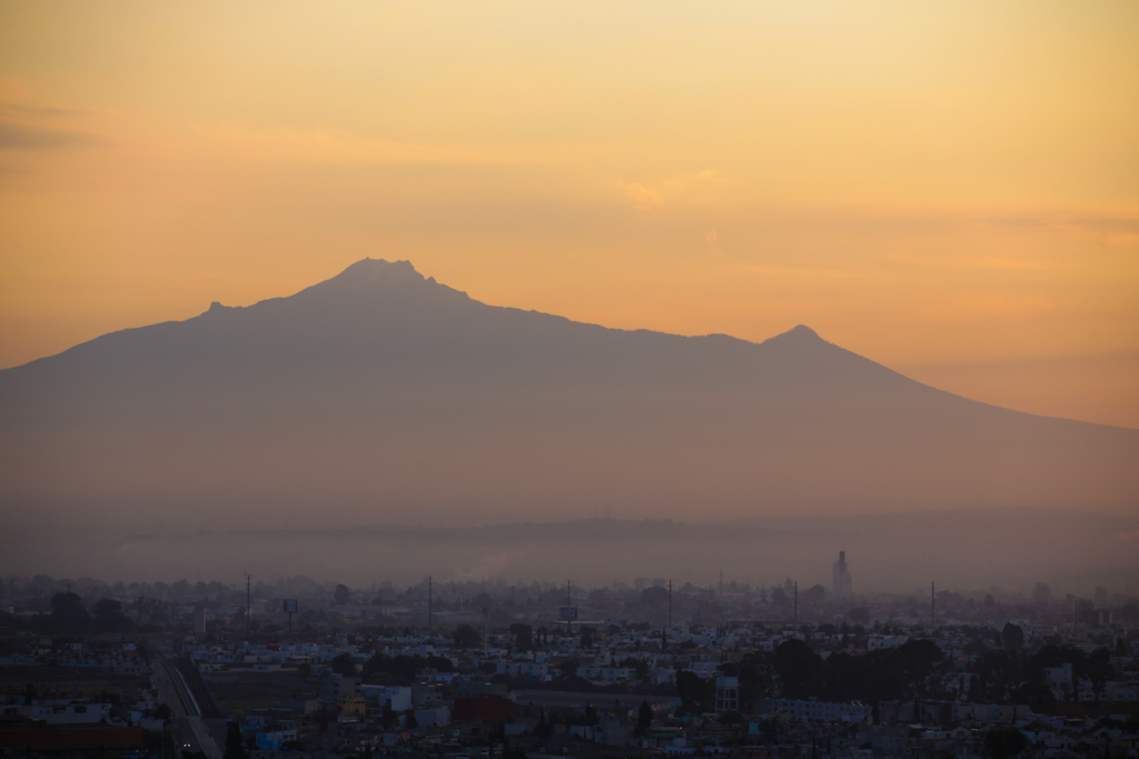 La Malinche, le cinquième plus haut volcan du pays, se contente de 4461 m. Il domine lui aussi la ville voisine de Puebla - Les volcans du Mexique