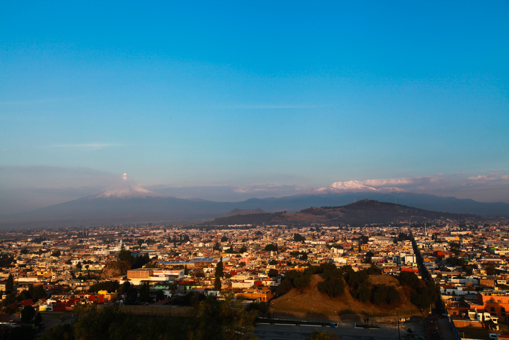 La ville de Cholula au soleil levant avec ses deux grands voisins qui la dominent - Les volcans du Mexique