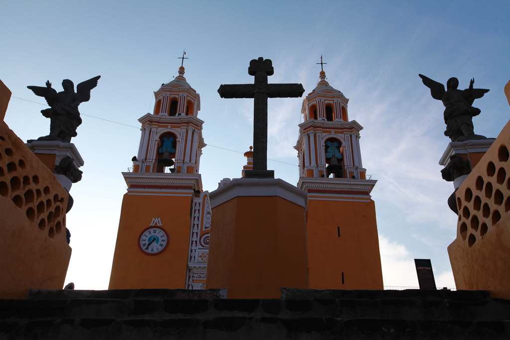 Contre plongée sur l’église de la Virgen de los Remedios - Les volcans du Mexique