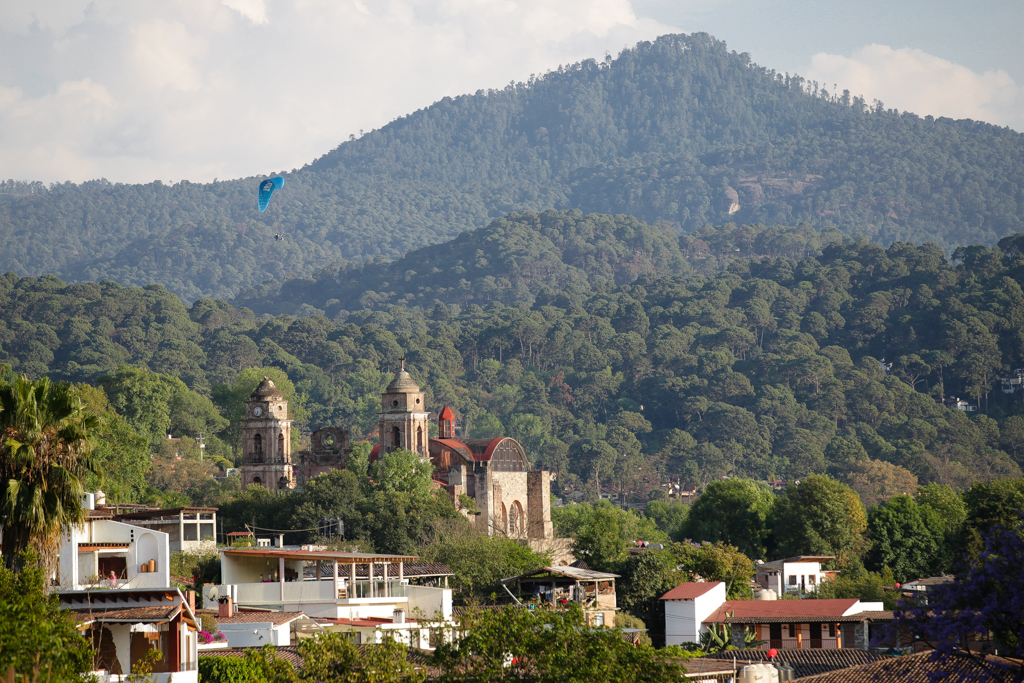 Les rives du lac sont très boisées et cachent des villas de luxe des riches de la ville de Mexico - Volcan de Toluca et Valle de Bravo