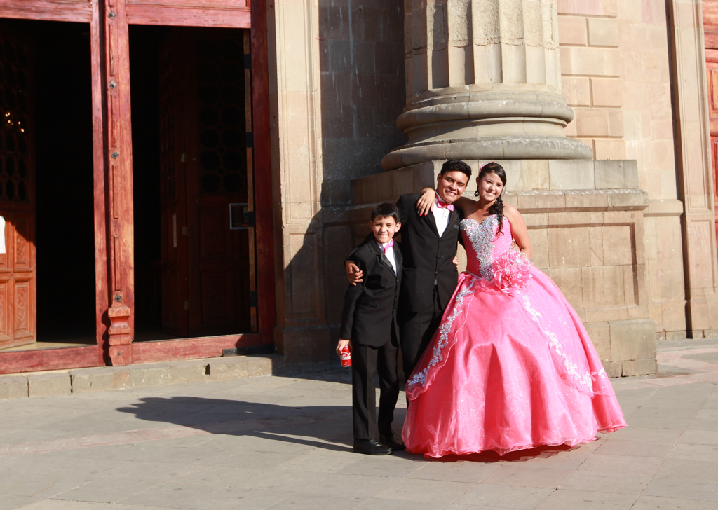 Lorsque les filles de la bonne société arrivent à l’âge de 15 ans, qui marque leur entrée dans le monde des adultes, une grande fête est organisée. Cette fête commence bien sûr à l’église - Volcan de Toluca et Valle de Bravo