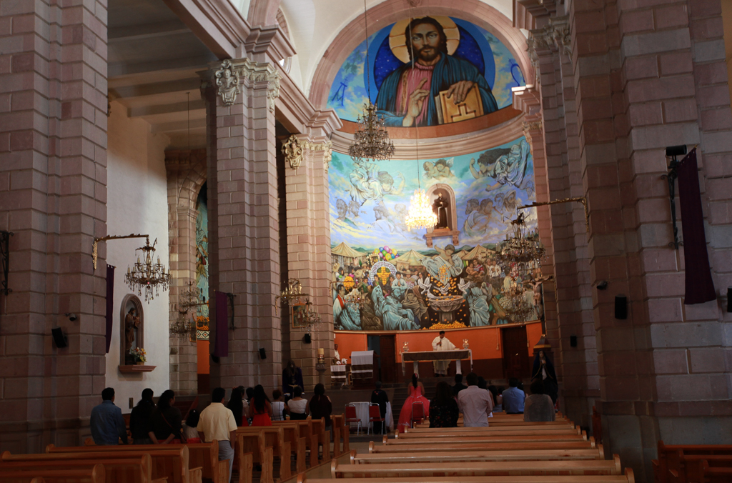 Intérieur de l’église où notre jeune fille se tient devant l’autel ! - Volcan de Toluca et Valle de Bravo