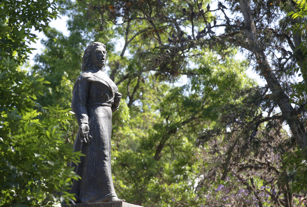 Au centre de la Plaza Mayor, la statue de Gertrudis Bocanegra, une métisse fusillée en 1815 par les représentants de la couronne d’Espagne. Elle fut accusée d’espionnage pour le compte des insurgés - Patzcuaro et Isla Yunuen