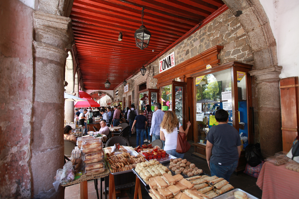 Sous les arcades qui entourent la place de Vasco de QuirogaLa Plaza Vasco de Quiroga - Patzcuaro et Isla Yunuen