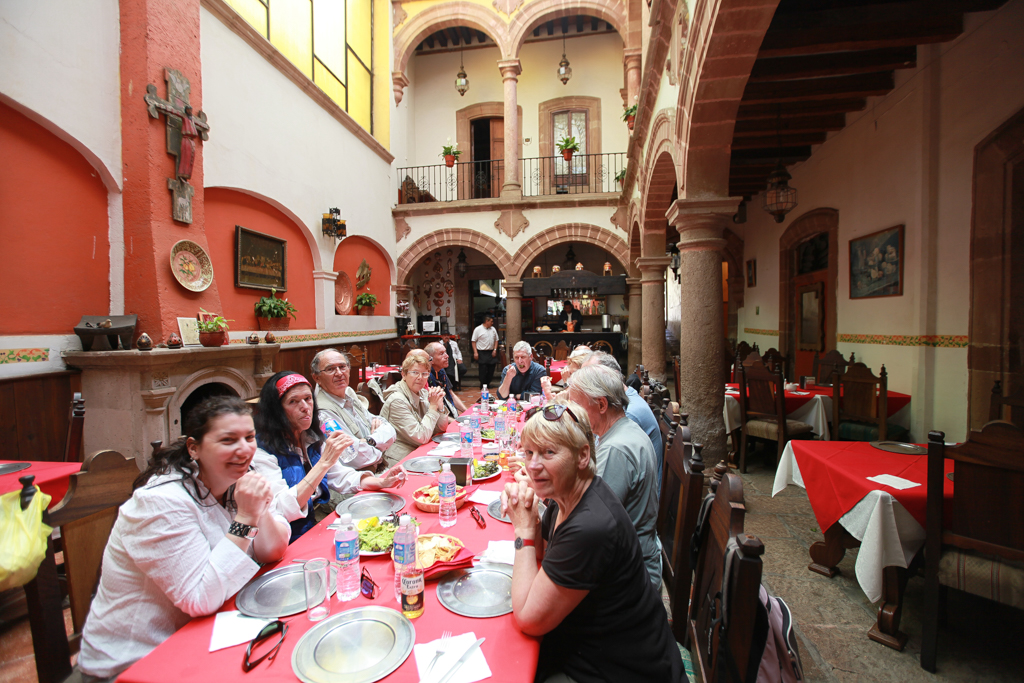 Sous les arcades qui entourent la place de Vasco de QuirogaLa Plaza Vasco de Quiroga - Patzcuaro et Isla Yunuen