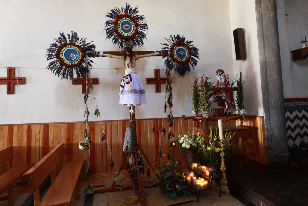 Une croix du Christ aménagée à la mode locale, avec maïs, essaim de guêpes, paniers - Tzararacua et Angahuan