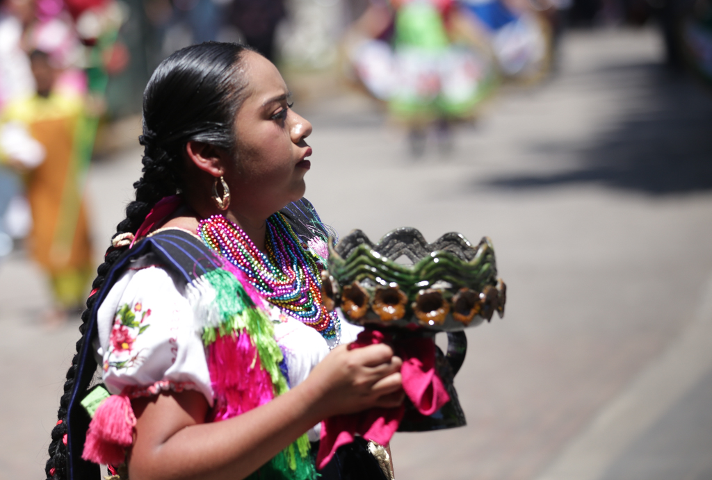 La femme qui ouvre la procession avec un vase rempli d’encens - Tzararacua et Angahuan