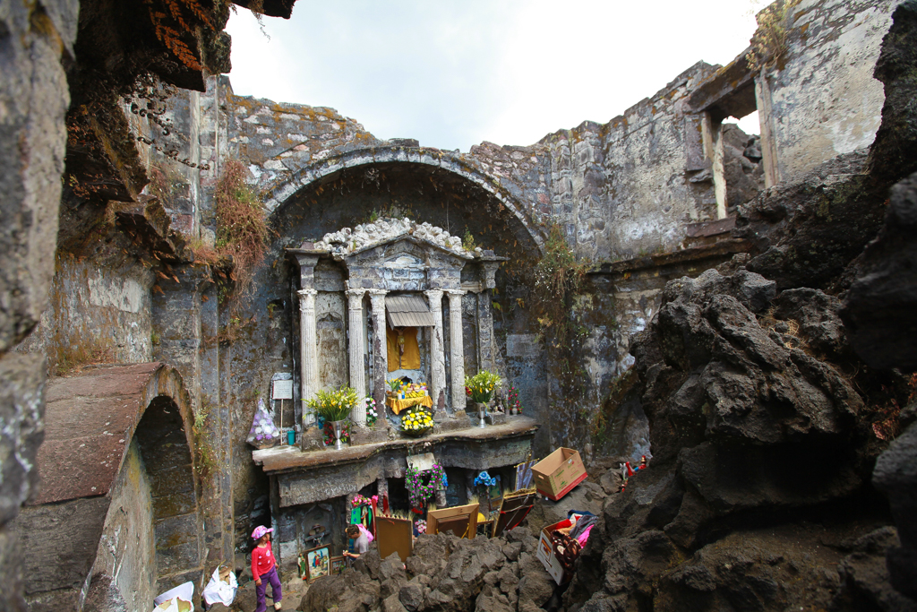 Ce qui reste de l’autel de la basilique de San Juan Parangaricutiro - Ascension du Volcan Paricutin