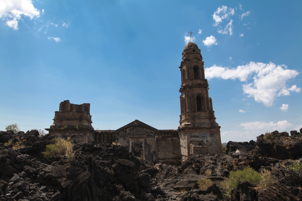 Une tour de la basilique reste encore debout - Ascension du Volcan Paricutin