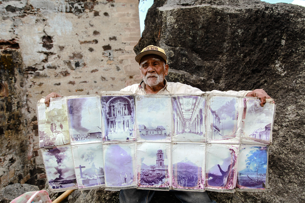 Un ancien du village nous montre quelques photos d’époque - Ascension du Volcan Paricutin