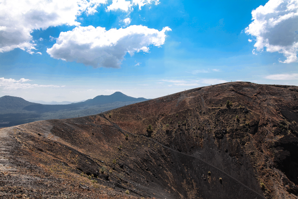 Un superbe sentier fait le tour du cratère - Ascension du Volcan Paricutin