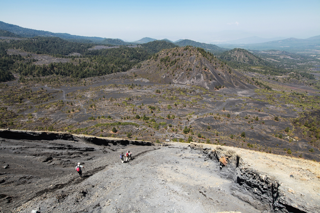 Pour la descente, un couloir de fines scories permet un retour rapide et ludique vers le plancher des vaches - Ascension du Volcan Paricutin