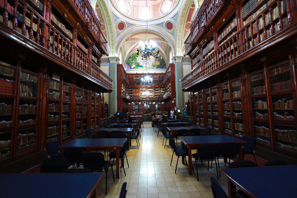 La Biblioteca Publica de la Universitad Michoacana. Plus de 22 000 ouvrages de livres anciens, hébergés dans un ancien temple de la Compagnie de Jésus - Morelia