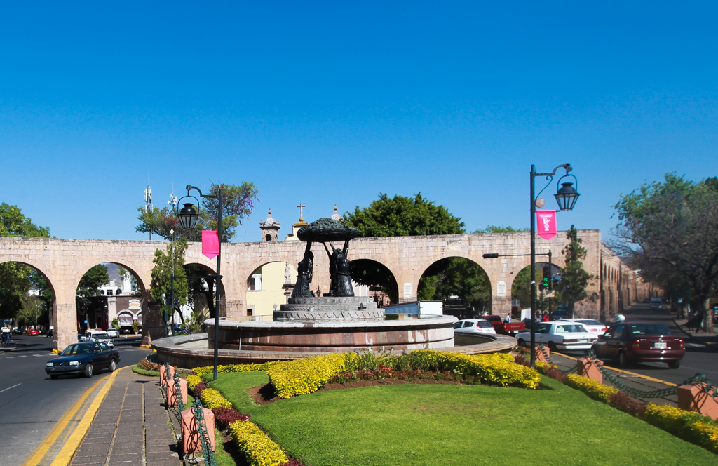 L’aqueduc fait un arc de cercle au niveau de la Plaza Villalongin. Une fontaine emblématique occupe le centre de cette place : la Fuente Las Tarascas - Morelia