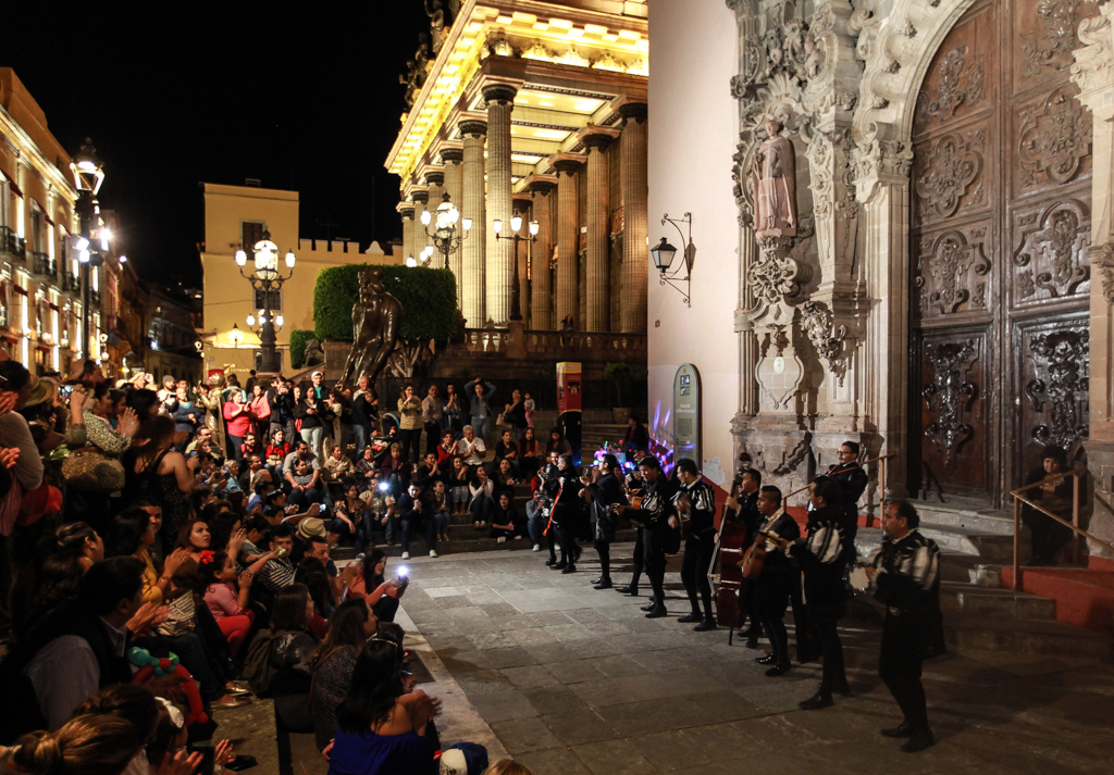 Des troubadours devant l’église de San Diego - Morelia