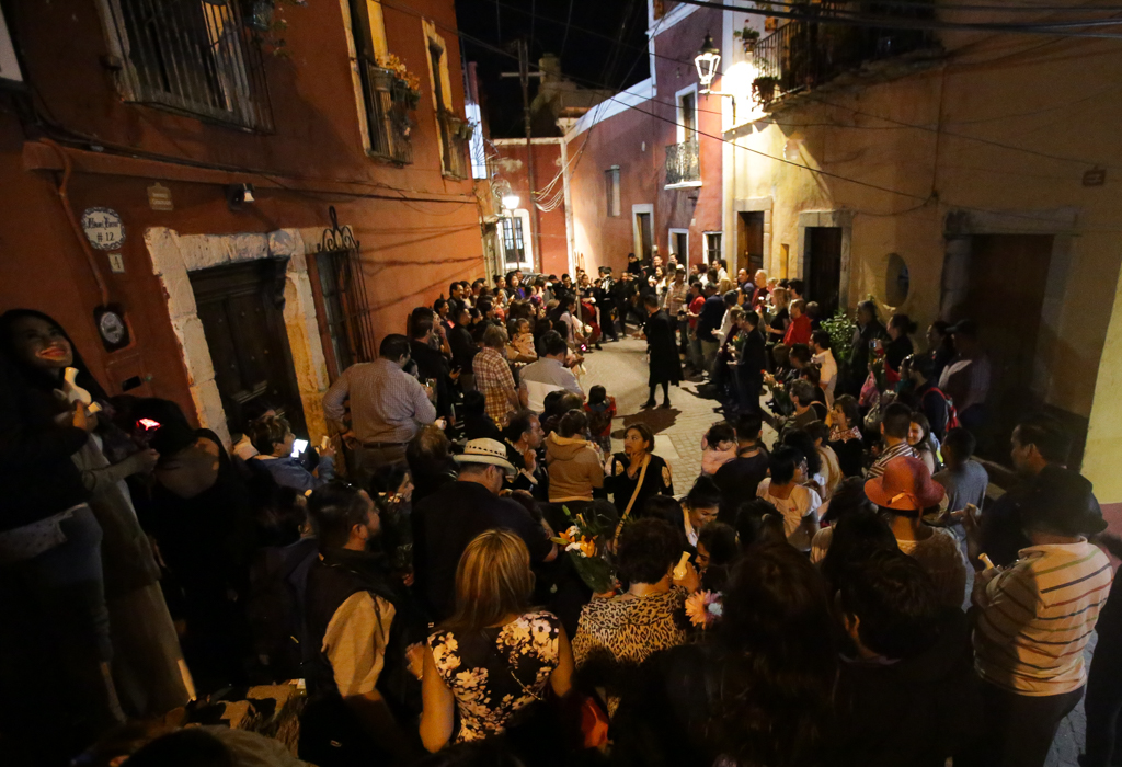 Cette troupe de troubadours déambule de nuit dans les ruelles de la ville historique de Guanajuato - Morelia