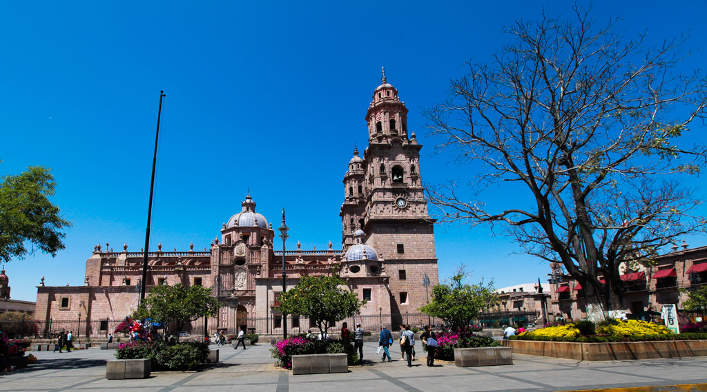 Deux hautes tours et des dômes faïencés donnent à la Cathédrale une allure majestueuse - Morelia