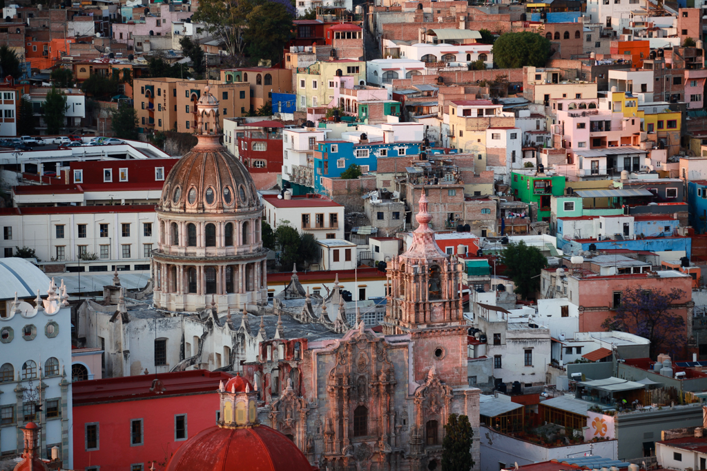 La façade de l’église de la Compagnie de Jésus est de style churrigueresque mais la coupole date du XIXème - Guanajuato