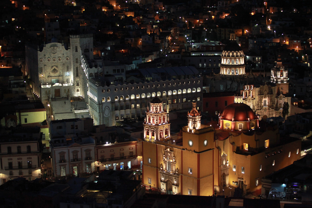 La nuit donne une autre dimension aux bâtiments - Guanajuato