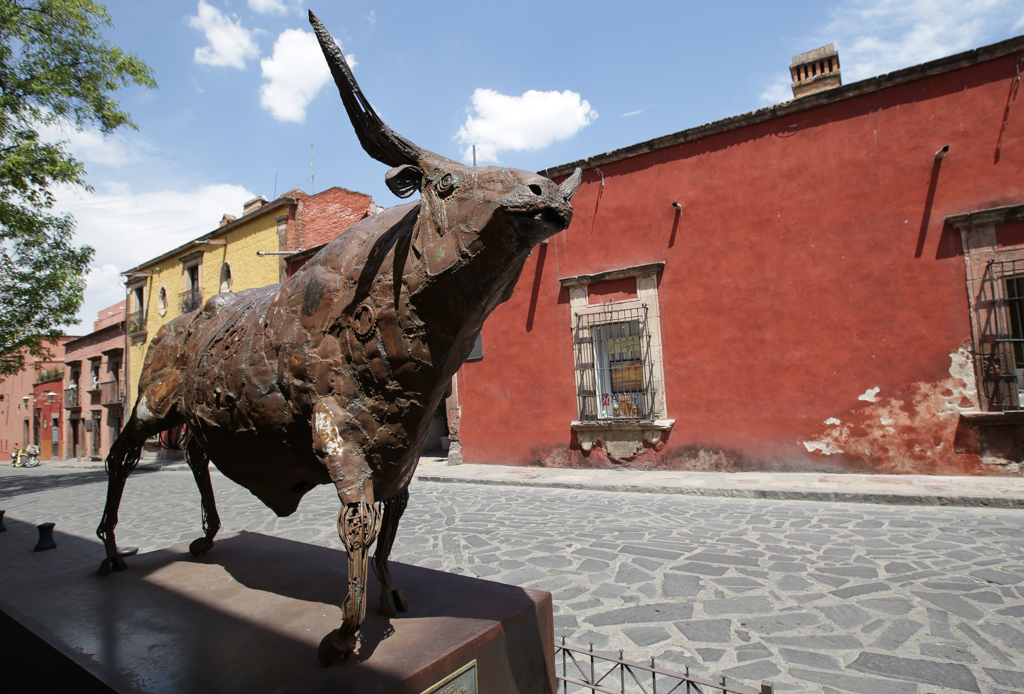 Un taureau devant le centre culturel - San Miguel de Allende