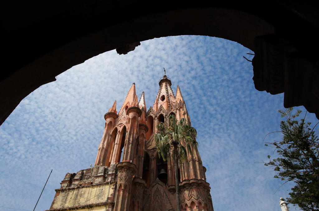 La Parroquia de San Miguel Arcangel vue depuis l’entrée de l’église San Rafael - San Miguel de Allende