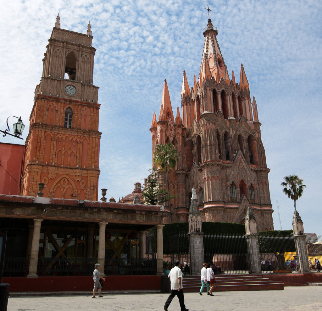 A gauche l’église San Rafael et à droite la Parroquia de San Miguel Arcangel - San Miguel de Allende