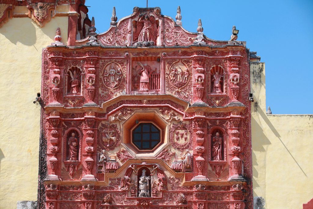 Détail de la façade, en dessous de la fenêtre on peut voir les deux théologiens - Jalpan de la Serra et Landa de Matamoros