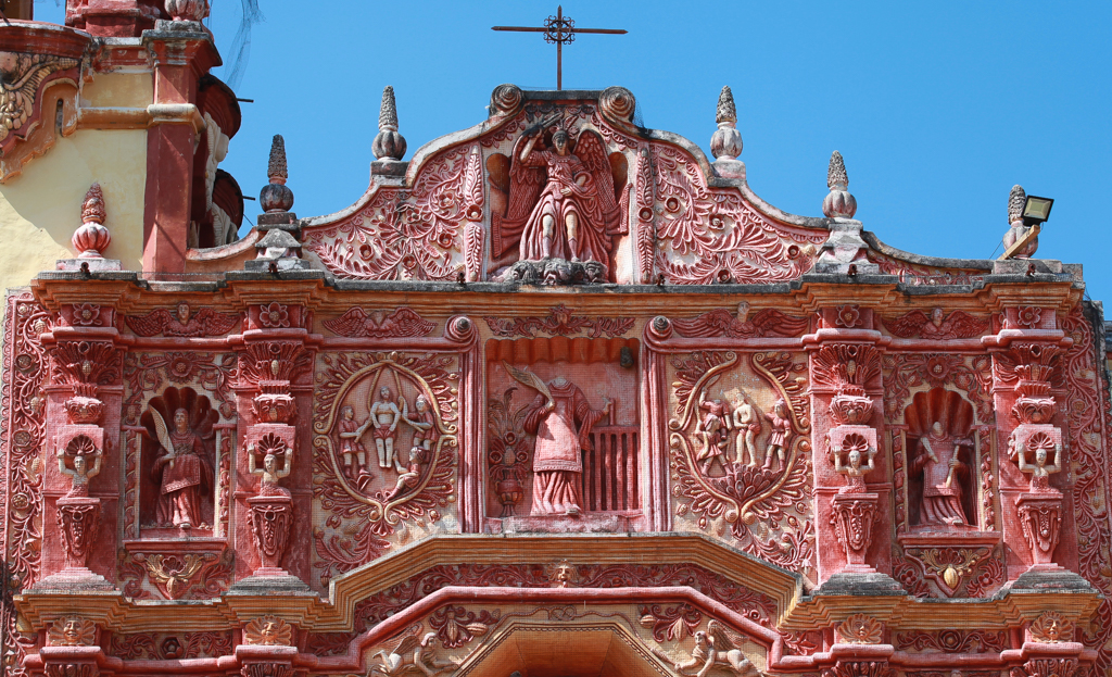 Saint Michel terrasse le dragon, alors qu’en dessous on peut voir la descente du Christ de la croix  et sa flagellation sur le médaillon de droite - Jalpan de la Serra et Landa de Matamoros
